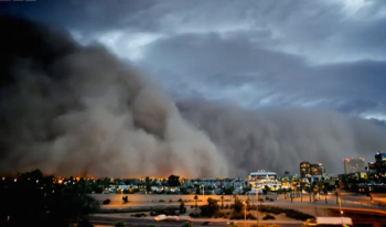 Dust Storm rolls in over Phoenix
